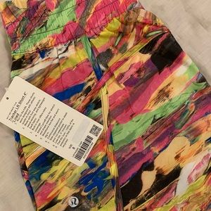 NWT Lululemon Tracker shorts Catalyst Multi, Sz 8